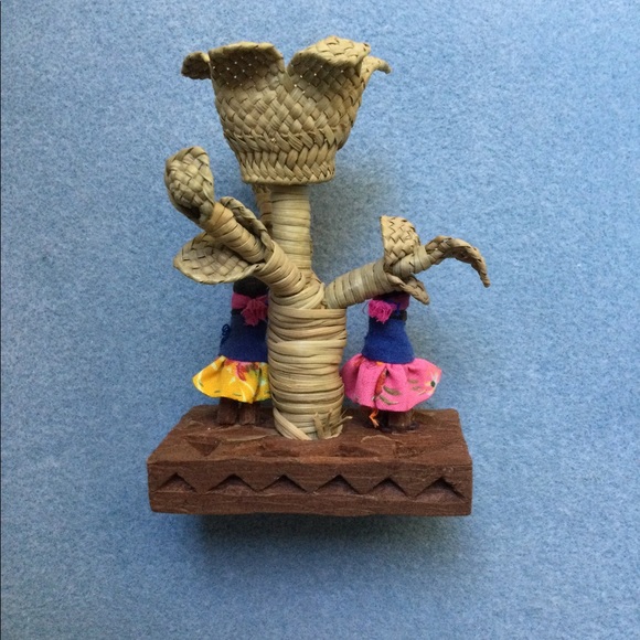 Vintage Tarahumara Hand Woven Yucca Flower with Wooden Figurines -Made in Mexico - Picture 10 of 11